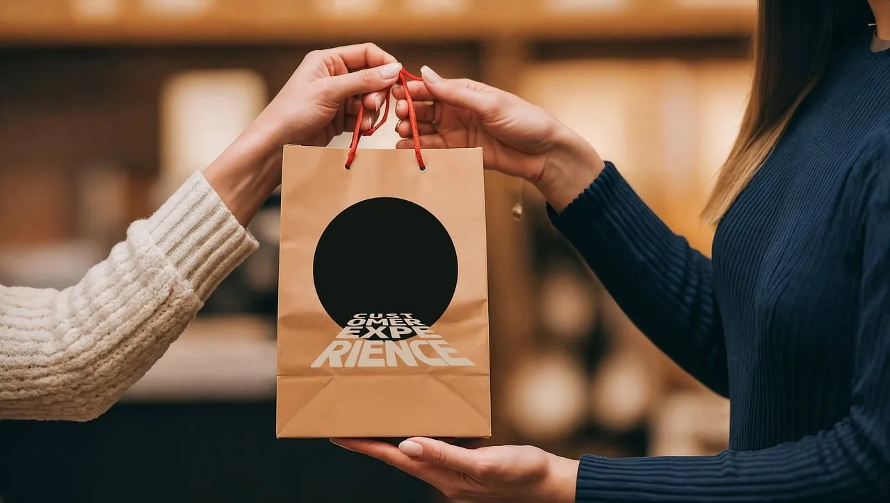 #FotoDescrição:Duas pessoas trocando uma sacola de compras, simbolizando um presente.