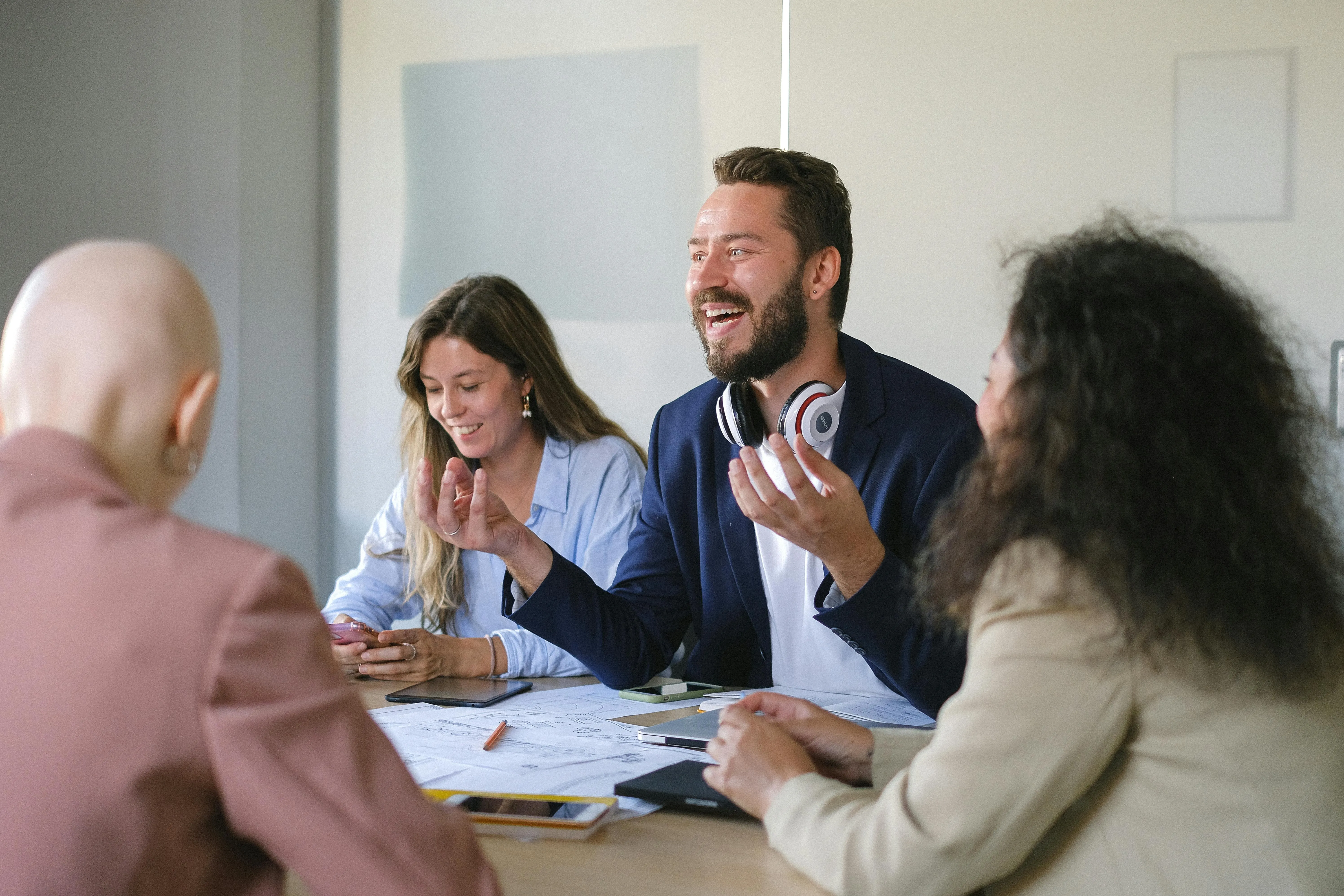 #FotoDescrição: Equipe de profissionais em reunião, discutindo estratégias para melhorar a fidelidade do cliente.