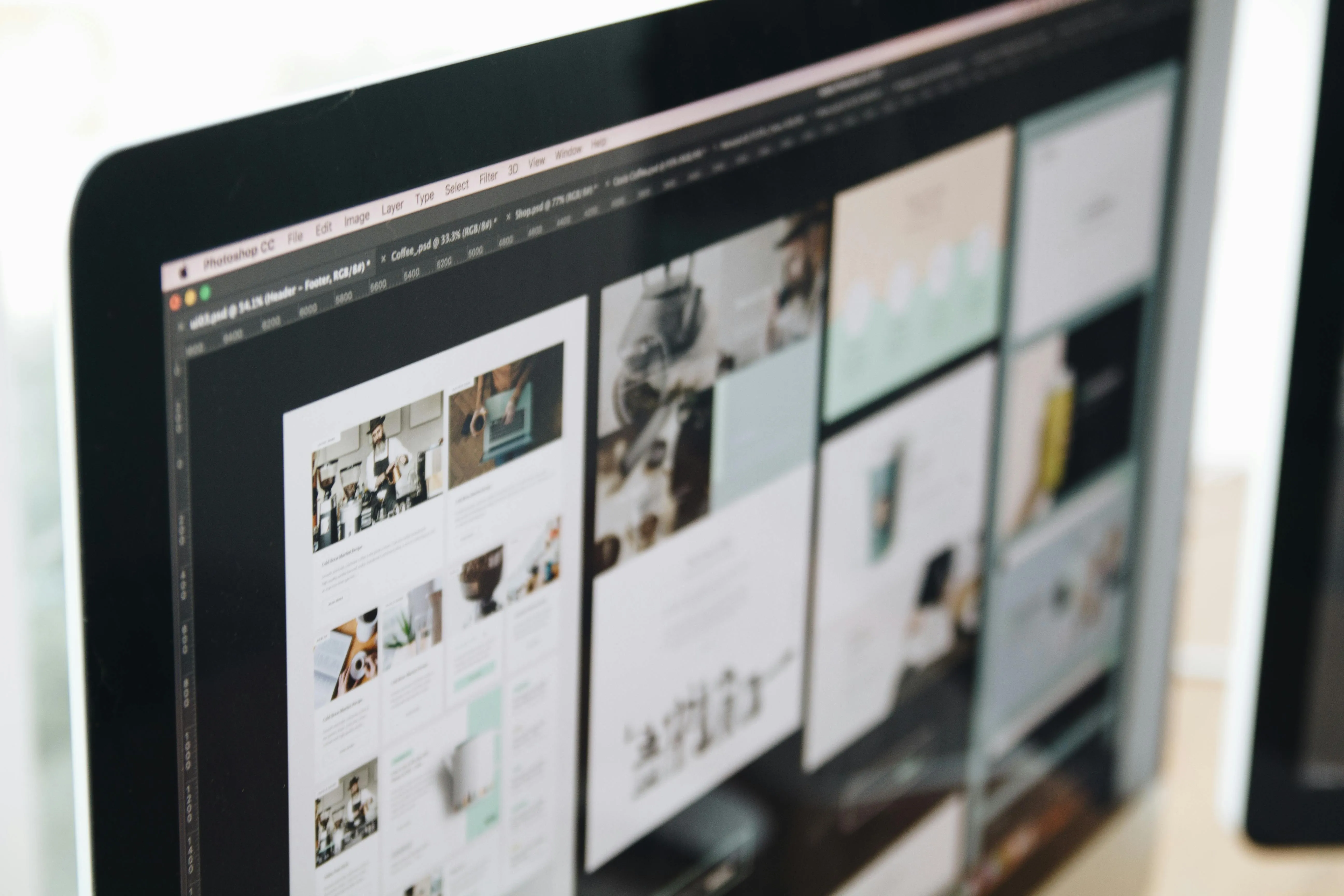 Tela de computador com layout de site sendo editado em software de design