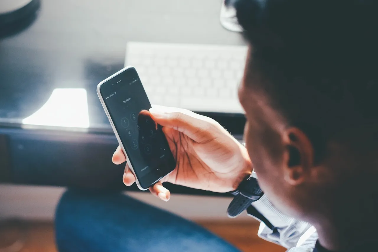 #FotoDescrição: Pessoa segurando um smartphone, navegando. Simboliza a facilidade de usar programas de cashback por dispositivos móveis.