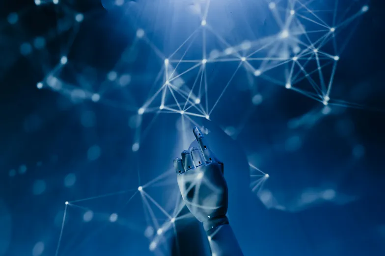 Mão robótica toca rede digital de pontos e linhas, simbolizando inteligência artificial.