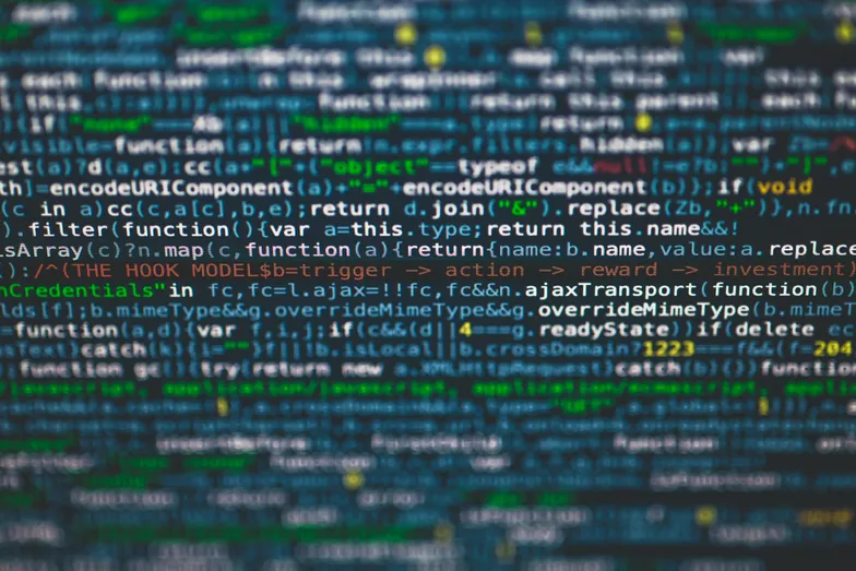 Tela com linhas de código coloridas representando programação e IA.