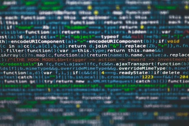 Tela com linhas de código coloridas representando programação e IA.