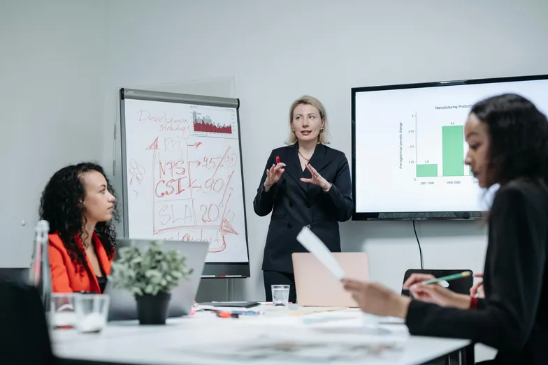 Pessoas analisando gráficos e relatórios sobre trabalho remoto.
