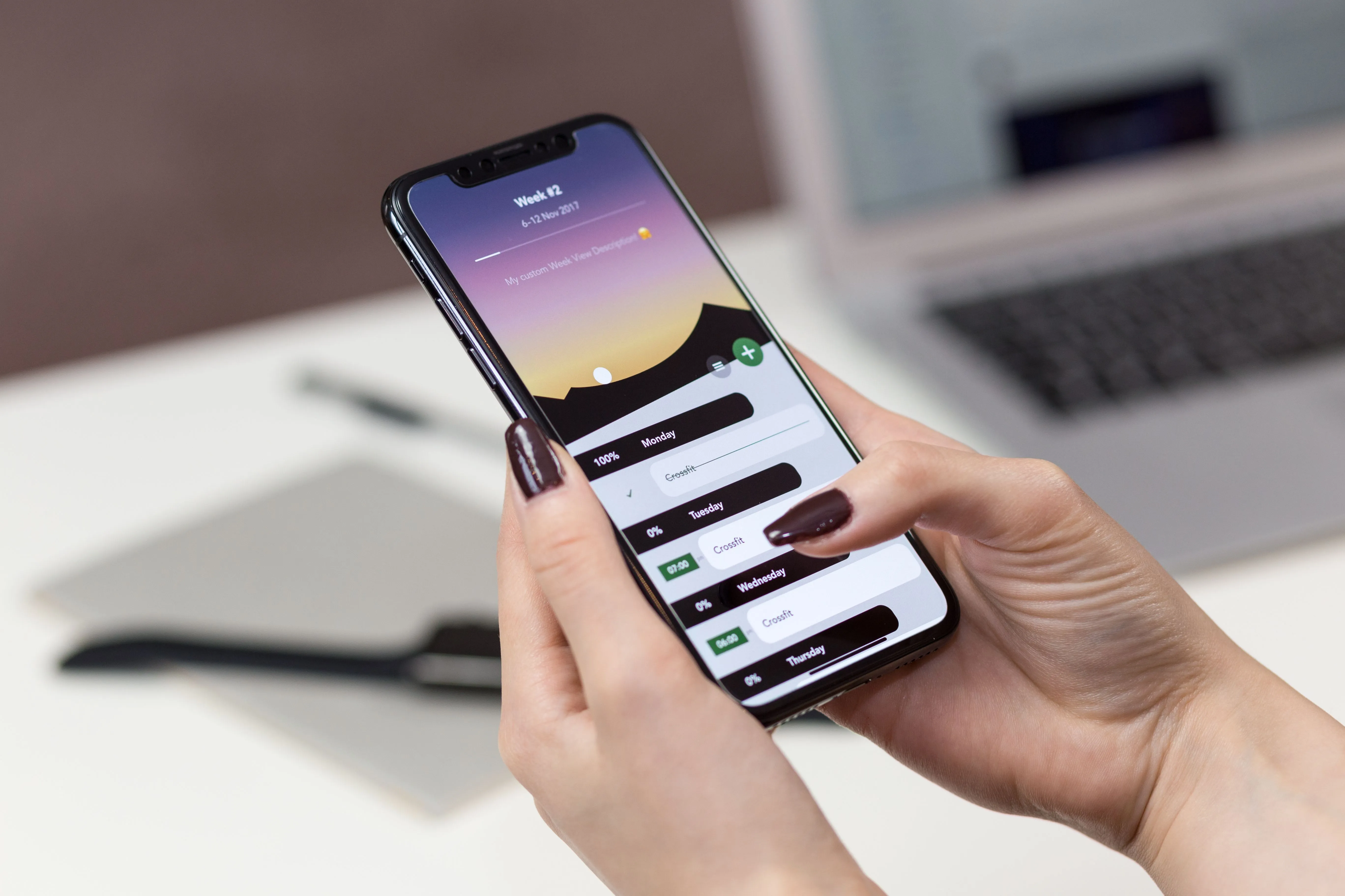 Pessoa usando smartphone para consultar uma agenda digital.