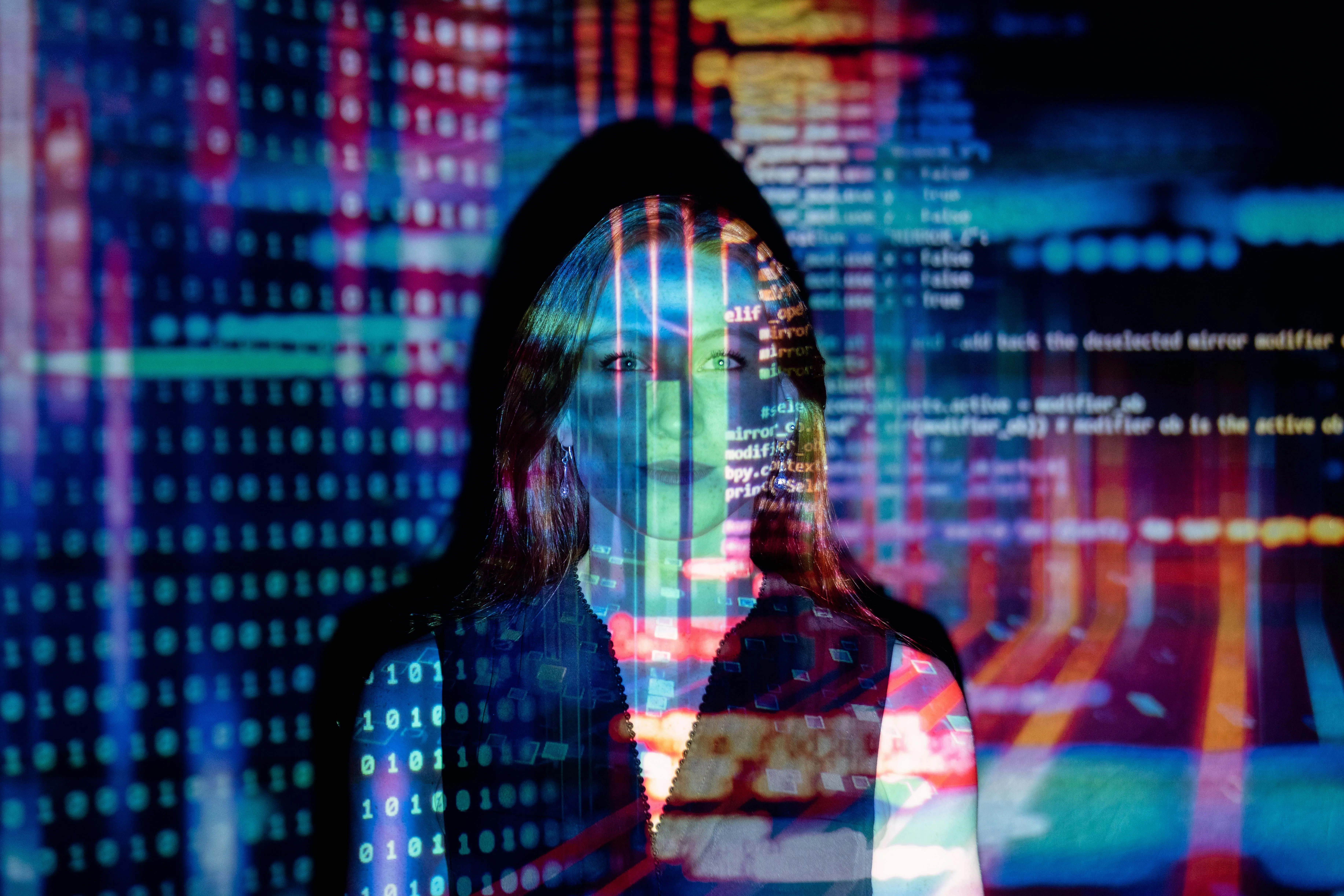 Mulher com projeção de códigos e elementos digitais, representando inovação tecnológica.