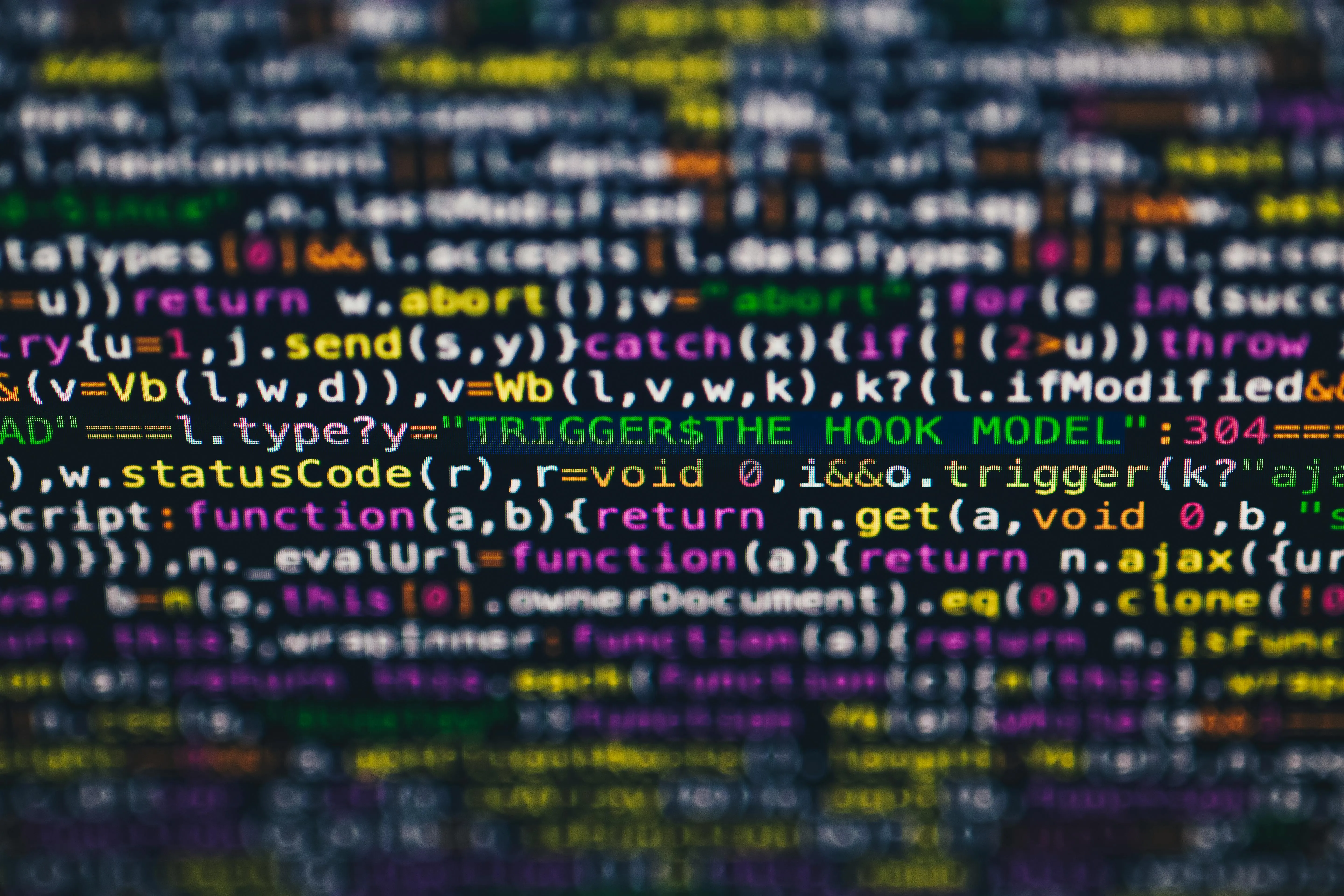 Código de programação colorido exibido em tela com foco em linha central