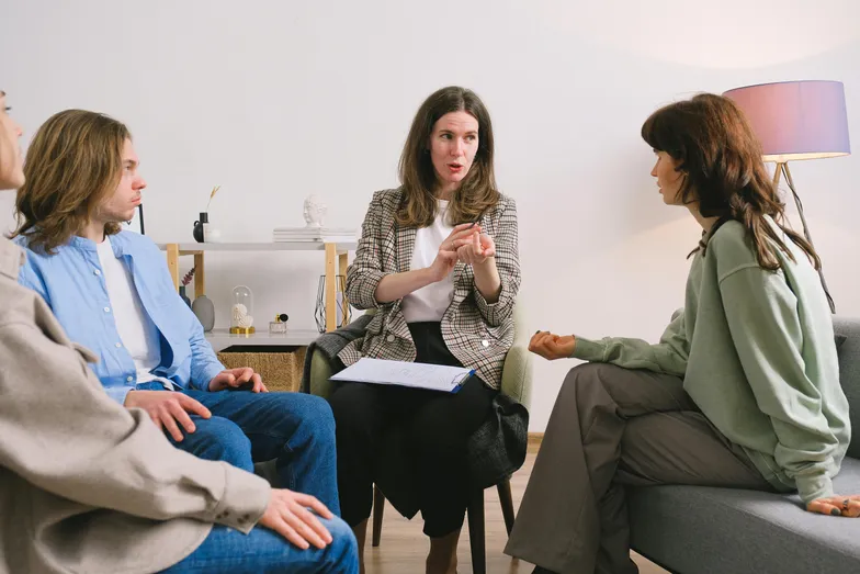 #FotoDescrição Grupo de pessoas em reunião de discussão.