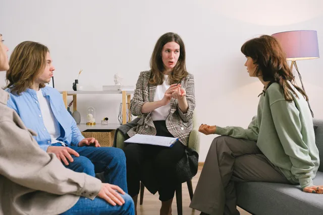 #FotoDescrição Grupo de pessoas em reunião de discussão.