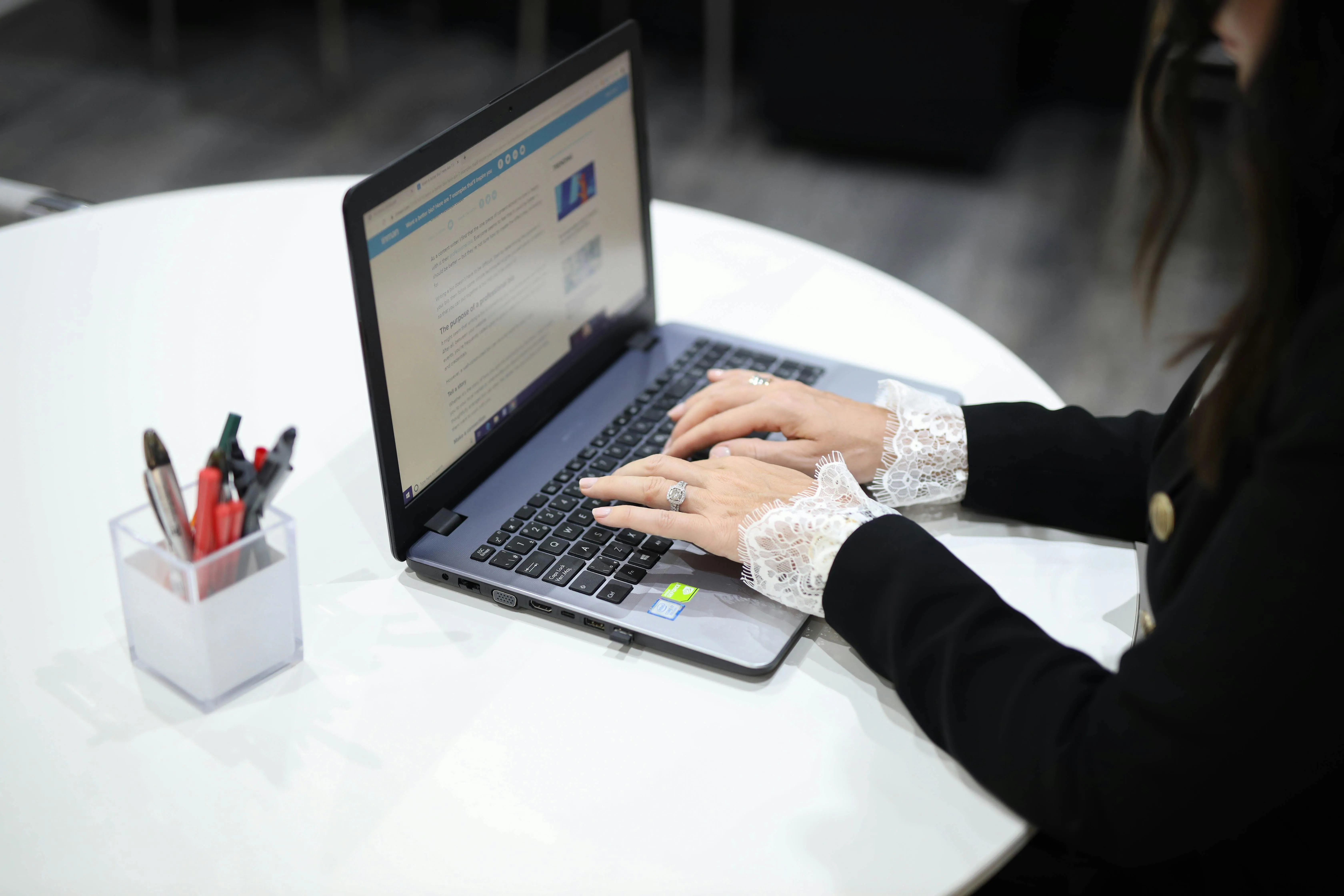 Pessoa usando notebook em mesa de escritório