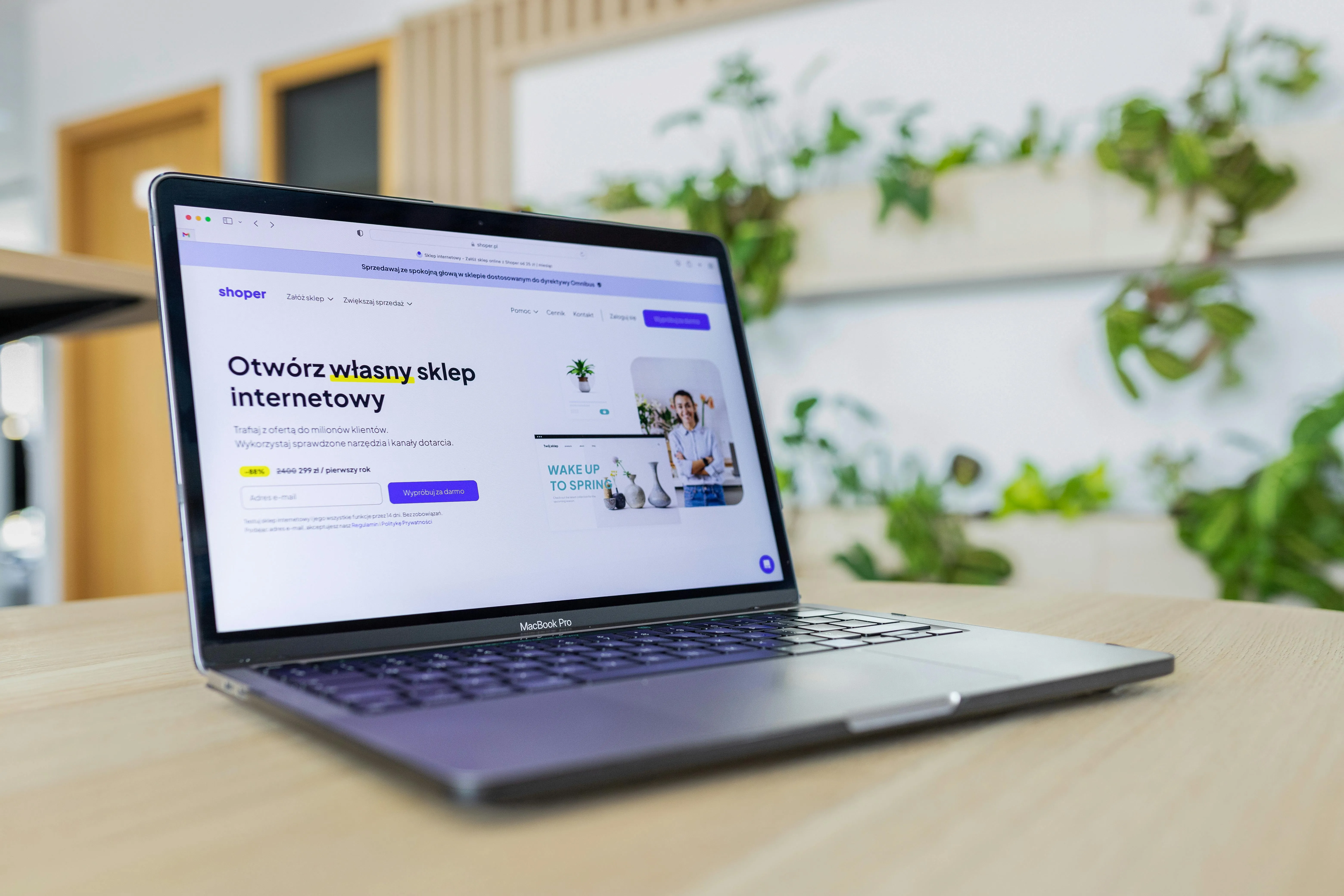 Notebook exibindo página de criação de loja virtual sobre mesa