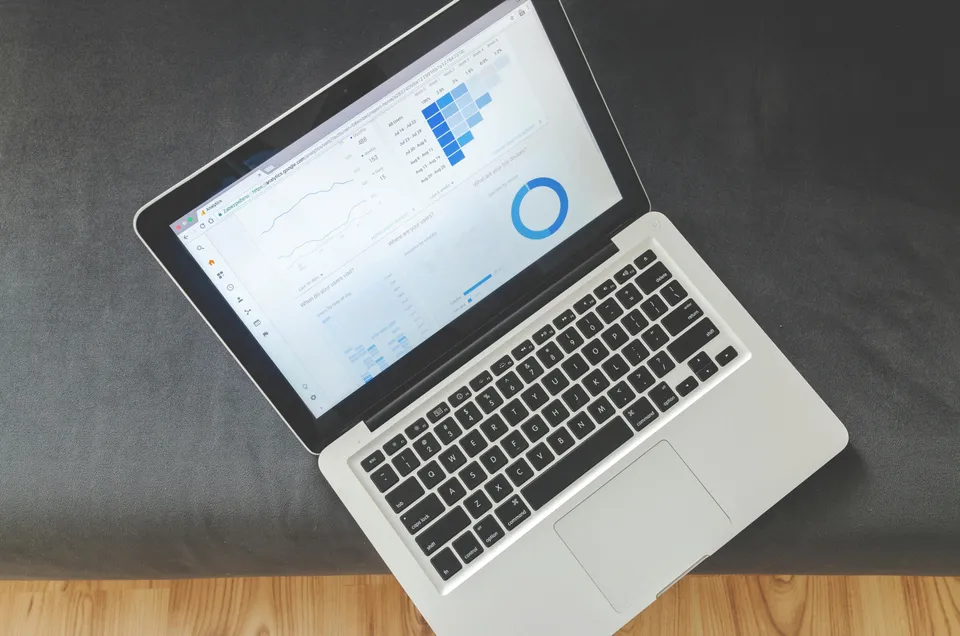 Notebook exibindo gráficos e dados de desempenho em painel analítico.
