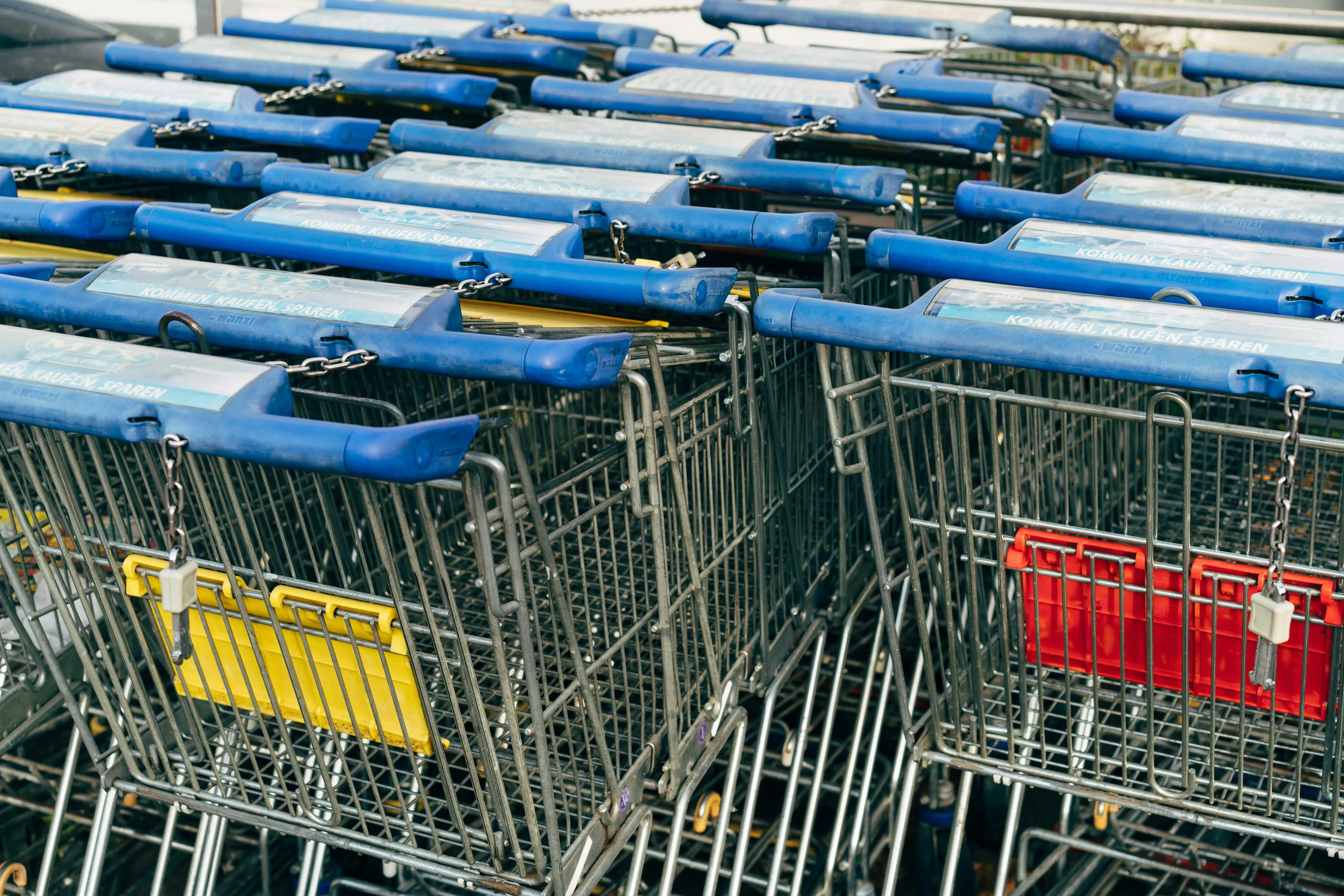 Carrinhos de supermercado alinhados em estacionamento exterior