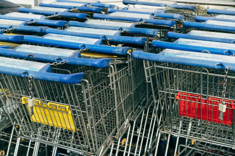 Carrinhos de supermercado alinhados em estacionamento exterior