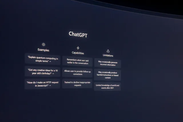Tela exibindo interface do ChatGPT com exemplos, capacidades e limitações.