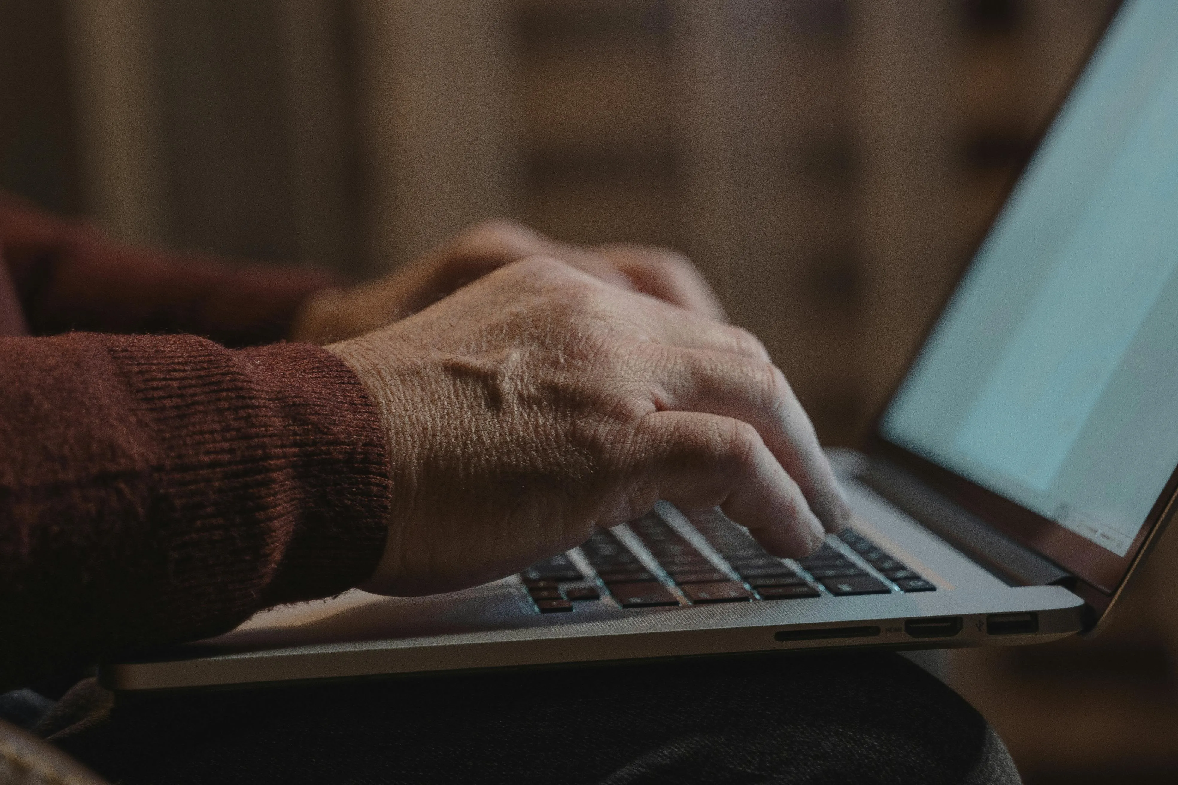 #FotoDescrição Mãos digitando em um laptop, simbolizando experiência digital.