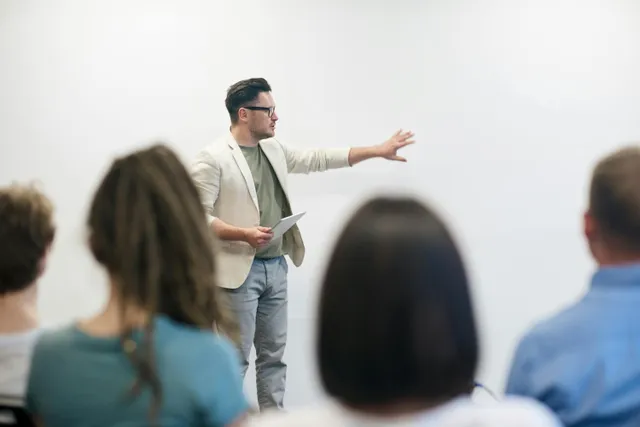 Homem apresentando uma palestra para um grupo de pessoas.